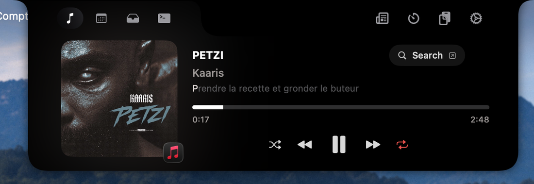 El reproductor multimedia de NotchIA en la muesca abierta: carátula, título, letras sincronizadas y controles.